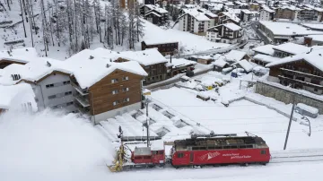 Protahování kolejí v Zermattu