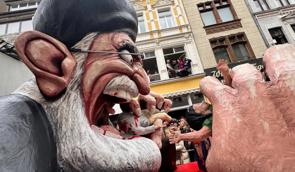 Karnevalový vůz zobrazující íránského náboženského vůdce Alího Chámeneího