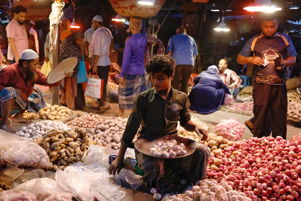 Přes den ve městech panuje klid. Oslavy a hostiny si muslimové dopřávají až po západu. Fotografie zobrazuje bangladéšského prodejce