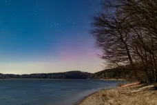 Astronomovi se podařilo v noci na pondělí zachytit polární záři nad sečskou přehradou