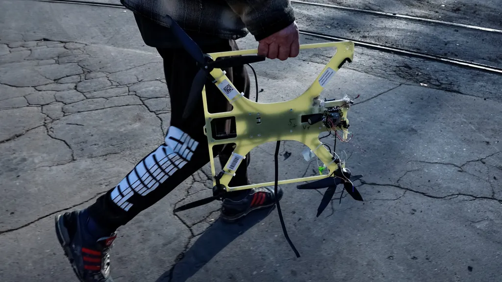 Sestřelený ruský FPV dron v ukrajinském městě Kosťantynivka, snímek z 1. listopadu 2025