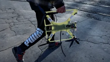 Sestřelený ruský FPV dron v ukrajinském městě Kosťantynivka, snímek z 1. listopadu 2025