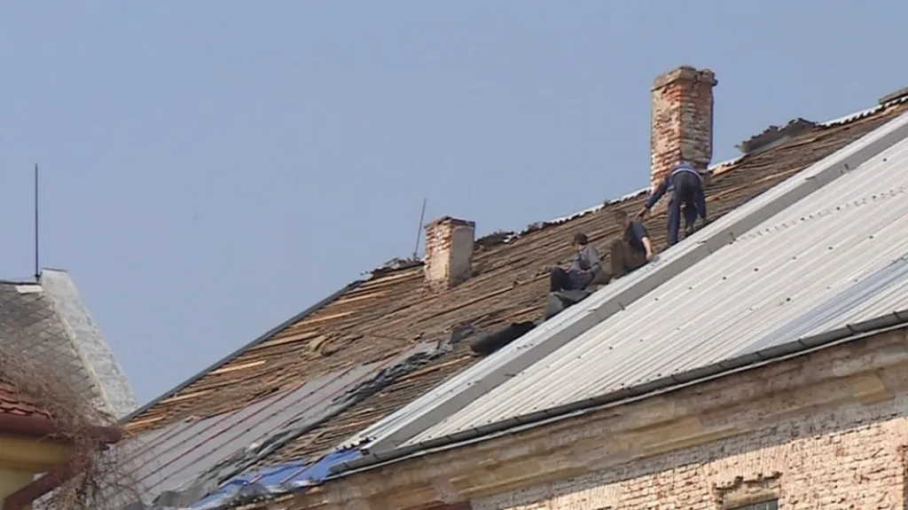 Dělníci se pustili do oprav střechy, kterou dovnitř zatékalo