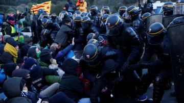 Francouzská policie zasahuje proti katalánským separatistům blokujícím hranici na dálnici A9