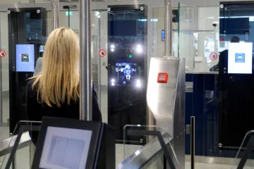 Bleskově a bez řečí. Letiště Václava Havla spustilo automatické odbavování