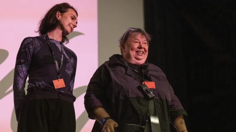 Dokumentaristka Klára Tasovská (vlevo) a fotografka Libuše Jarcovjáková na Letní filmové škole v Uherském Hradišti (30. července 2024)
