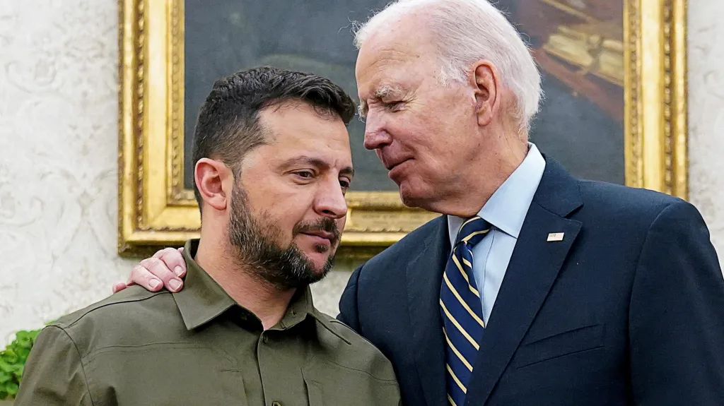 Ukrajinský prezident Volodymyr Zelenskyj (vlevo) s americkým protějškem Joem Bidenem