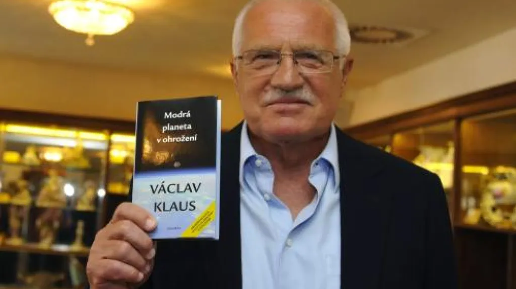 Klaus na křtu knihy