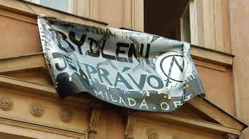 Squatteři vyvěsili z okna transparent