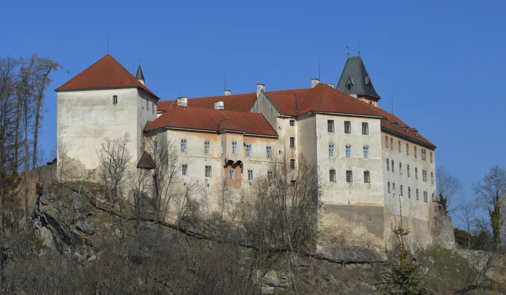 Jednadvacet místností je věnováno různým tématům, od knihtisku přes lovectví a sport až po výtvarné umění