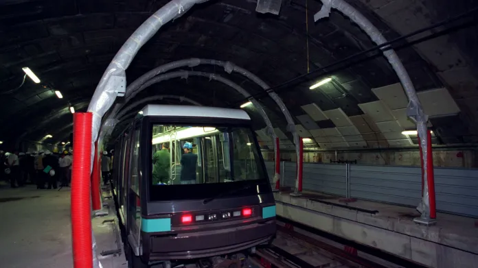 Pařížské automatické metro Meteor během stavby