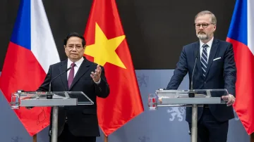 Český premiér Petr Fiala (vpravo) a jeho vietnamský protějšek Pham Minh Chinh