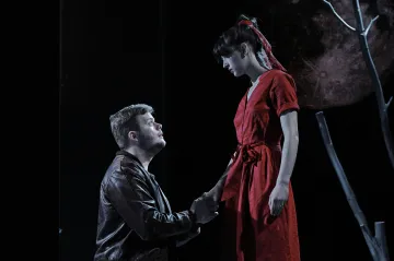 Kočka na kolejích v divadle Mana prověřuje lásku