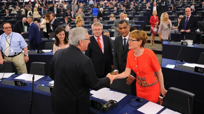 Juncker je oficiálně předsedou Evropské komise