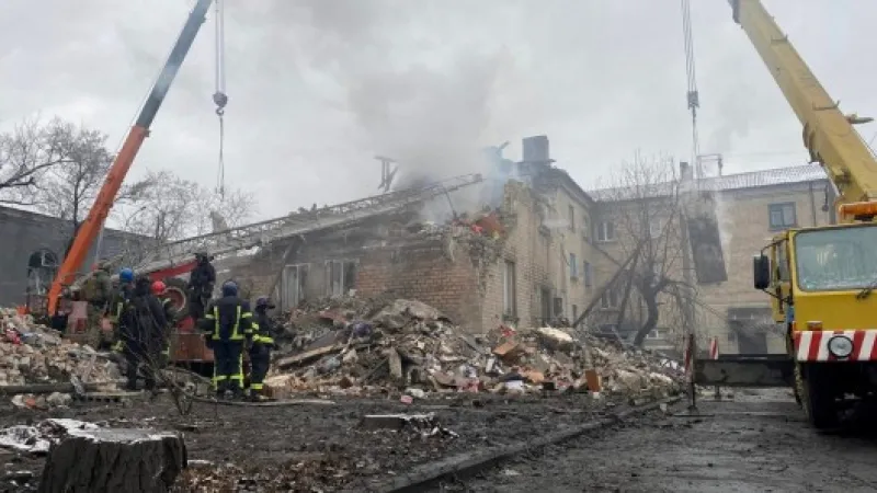 Odklízení trosek po ruských útocích v Novohrodivce Zdroj: Press service of Donetsk Regional Military-Civil Administration via Reuters