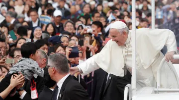 Papež František zdraví v Nagasaki věřící