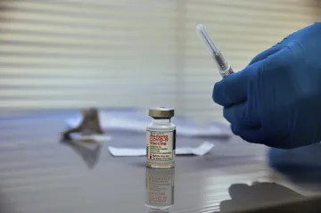 Pediatři mohou začít očkovat Modernou. Reprodukční číslo se drží nad hodnotou jedna