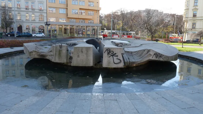 Fontána na náměstí Jiřího z Poděbrad