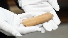 Na kosti tura našli archeologové germánské runy