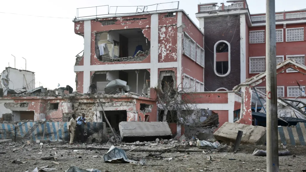 Pohled na zničený hotel Sahafi v centru Mogadiša