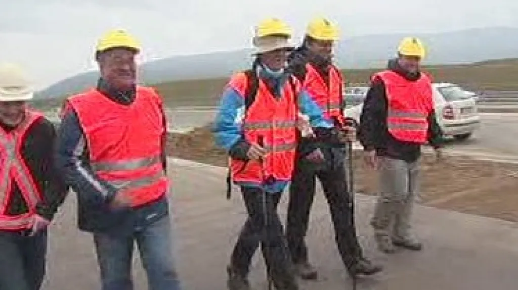 Exministr Šimonovský na pochodu po nedostavěné dálnici D47
