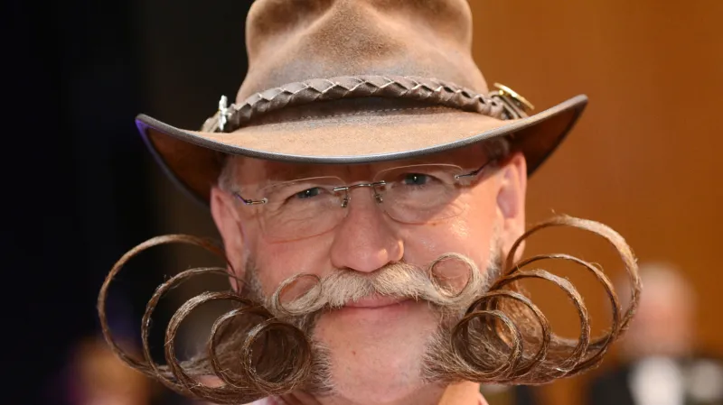 Jeden z domácích účastníků mistrovství světa vousáčů v Německu