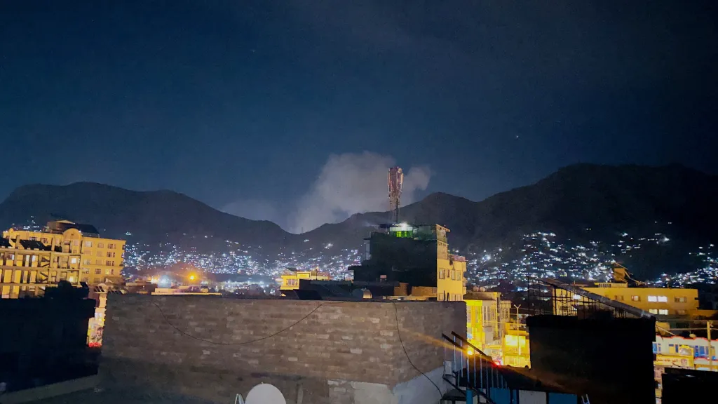 Kouř nad Kábulem, který je podle Talibanu následkem pákistánského úderu