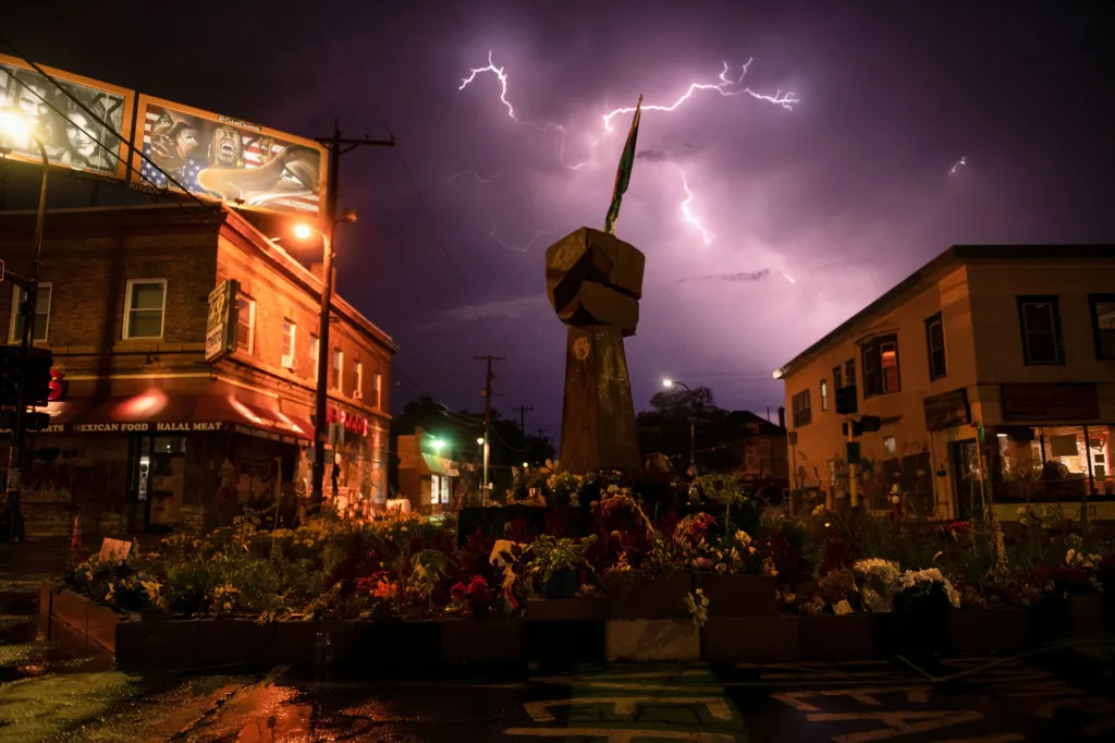Amerika stále vře neutuchajícími boji za rasovou spravedlnost. Lidé požadují po vládě konkrétní kroky a vycházejí do ulic, aby dali najevo svou nespokojenost. Jinak tomu nebylo ani v Minneapolis, kde lidé nosili květiny k památníku George Floyda, který se stal symbolem revolty. Gesto demonstrantů tentokrát podtrhla i příroda
