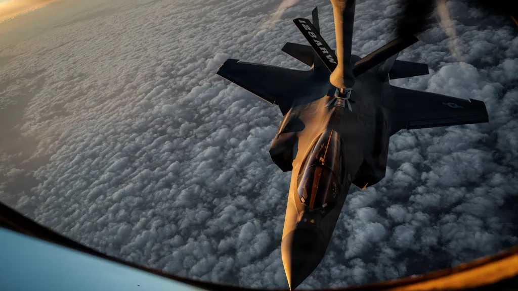 Americký letoun F-35A Lightning II, snímek z letounu KC-135 Stratotanker