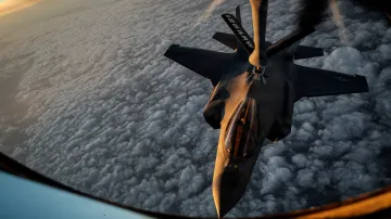 Americký letoun F-35A Lightning II, snímek z letounu KC-135 Stratotanker