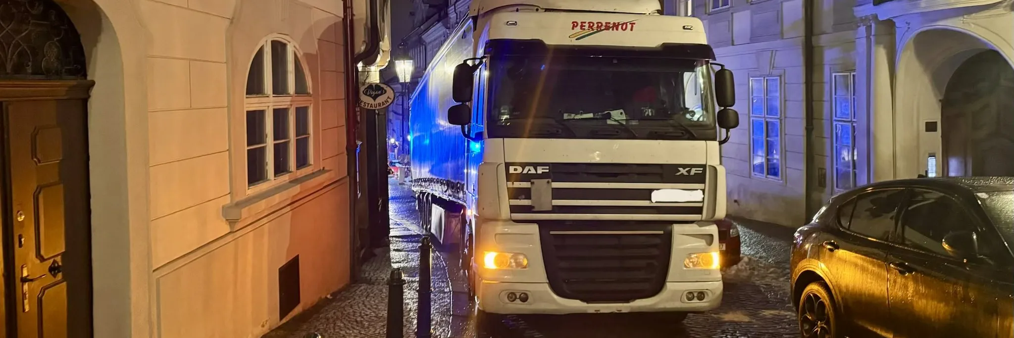 S vyproštěním uvázlého kamionu v centru Prahy pomáhali hasiči i policisté