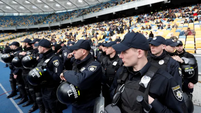 Bezpečnostní složky na stadionu, kde se koná debata ukrajinských prezidentských kandidátů