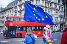 Občané EU v Británii mají poslední den na žádost o status usedlíka, labouristé chtějí lhůtu prodloužit