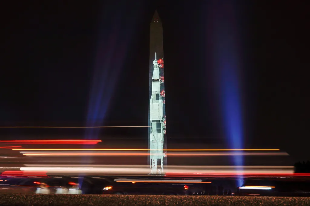 Virtuální obraz rakety Saturn 5 byl promítnut ve Washingtonu u příležitosti 50. výročí přistání na povrchu Měsíce