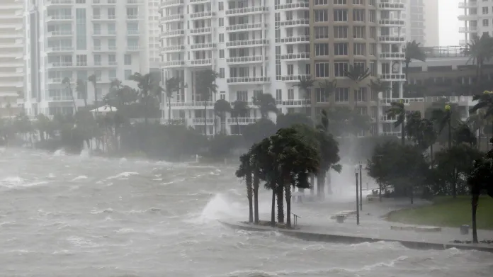 Vzedmuté moře proniká do ulic Miami