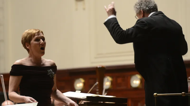Angela Denokeová a Graeme Jenkins