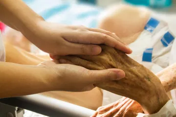 „Dožít ve známém prostředí“. Paliativní péče pomáhá plnit poslední přání seniorů