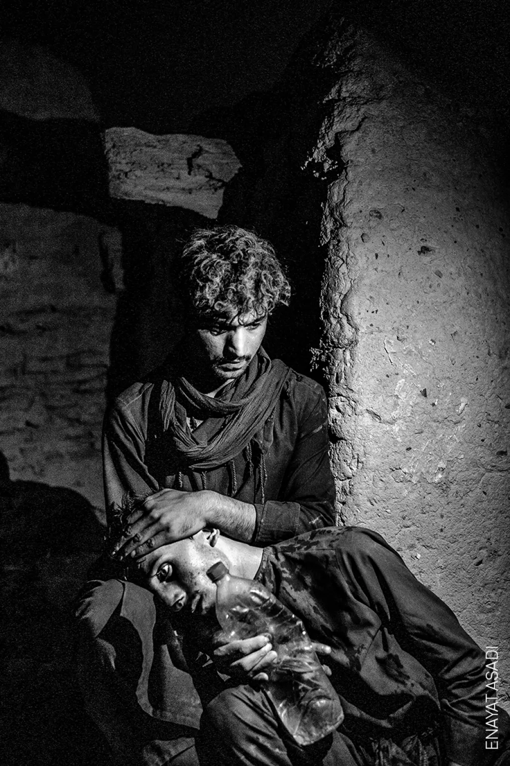 Nominace na vítěznou fotografii v kategorii SOUČASNÉ PROBLÉMY. Enayat Asadi – Afghánští uprchlíci čekají na překročení íránské hranice