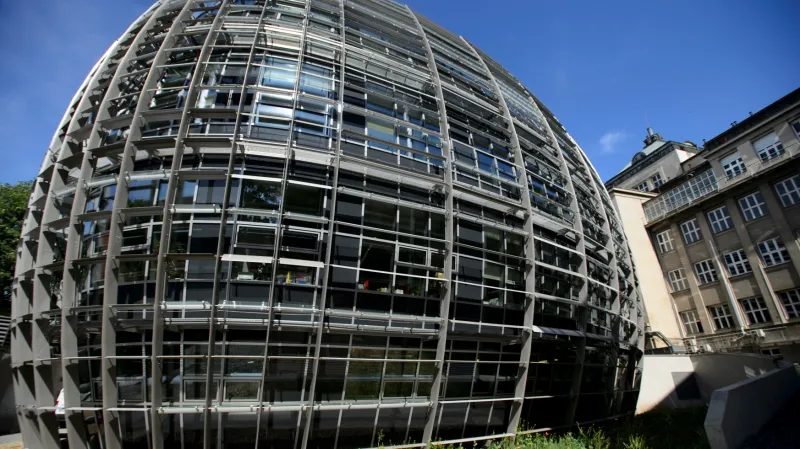 Funguje mezi vámi a literaturou chemie? Číst se bude i v Ústavu organické chemie a biochemie na Praze 6