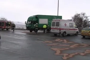 Ve Slatině bouraly kvůli chybě řidiče dva kamiony