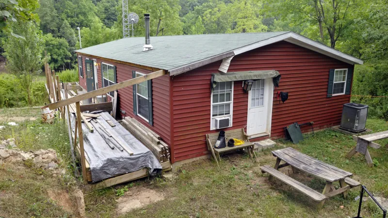 Farma, kde muž držel manželku a syna