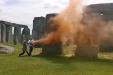 Klimatičtí aktivisté postříkali Stonehenge barvou
