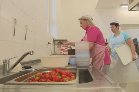 Ve školních jídelnách se má od září jíst zdravěji