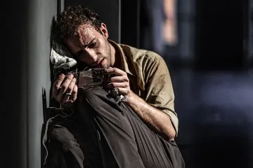 Recenze: Kafkův Proces je v pražském Národním divadle aktuální i beze slov 