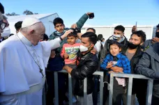 Sobecká Evropa odsuzuje k smrti lidi na okraji společnosti, řekl papež azylantům na ostrově Lesbos