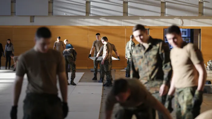 Němečtí vojáci budují provizorní přístřeší pro migranty