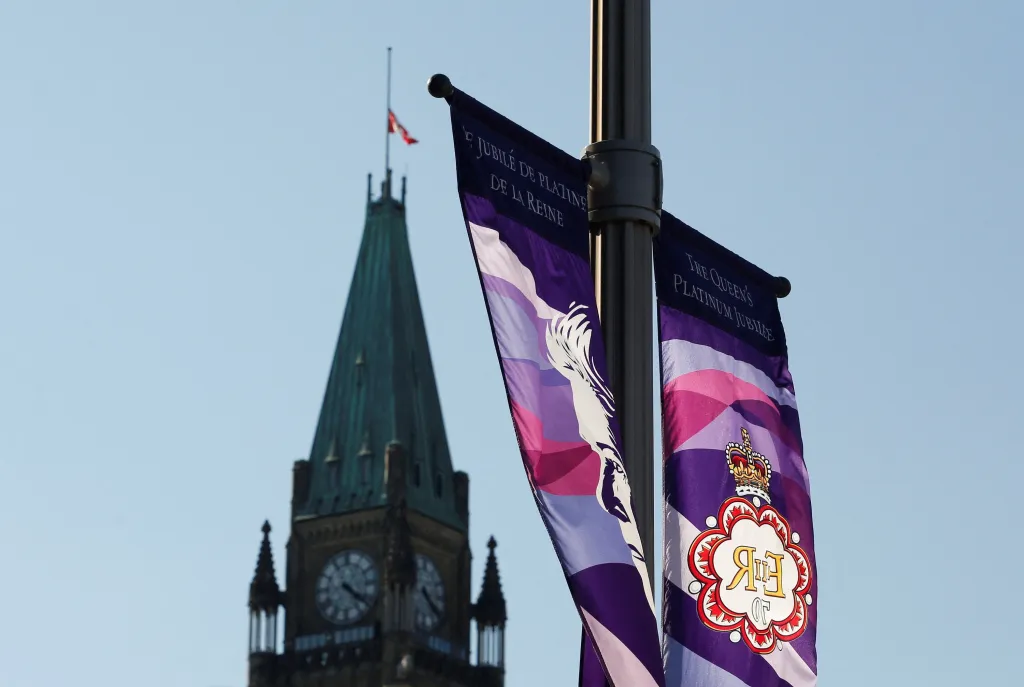 Banner vyvěšený na počest královny v Ontariu v Ottawě