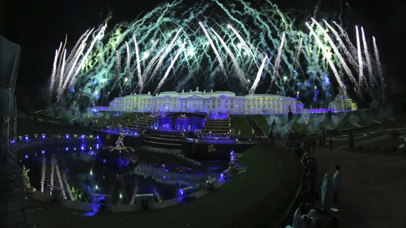 Ohňostroj nad zámkem v Petrohradu