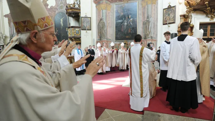 Duchovní sledují obřad vysvěcení nového biskupa české starokatolické církve Pavla Benedikta Stránského v pražském Břevnovském klášteře