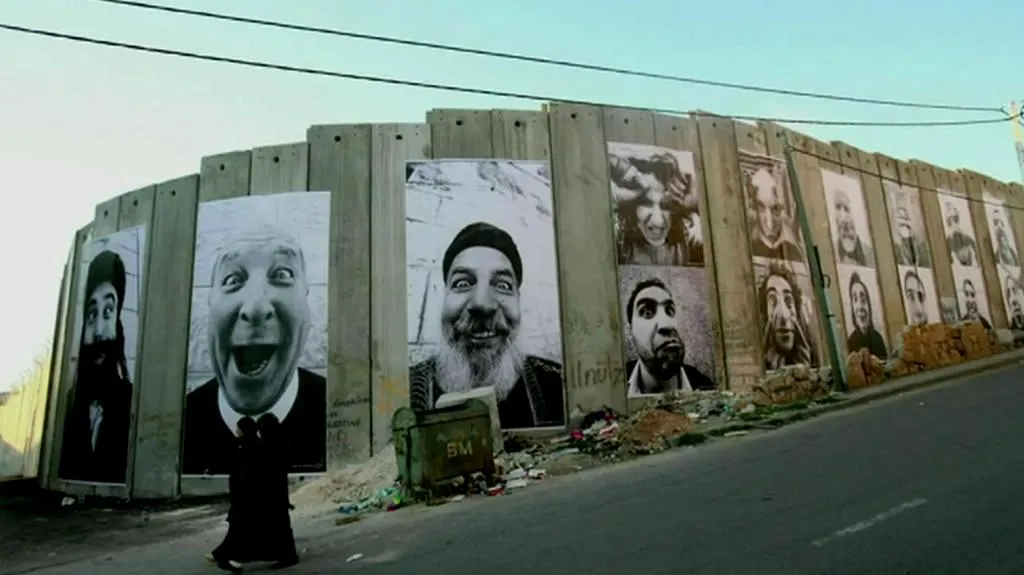 JR vystavuje svá díla na ulicích